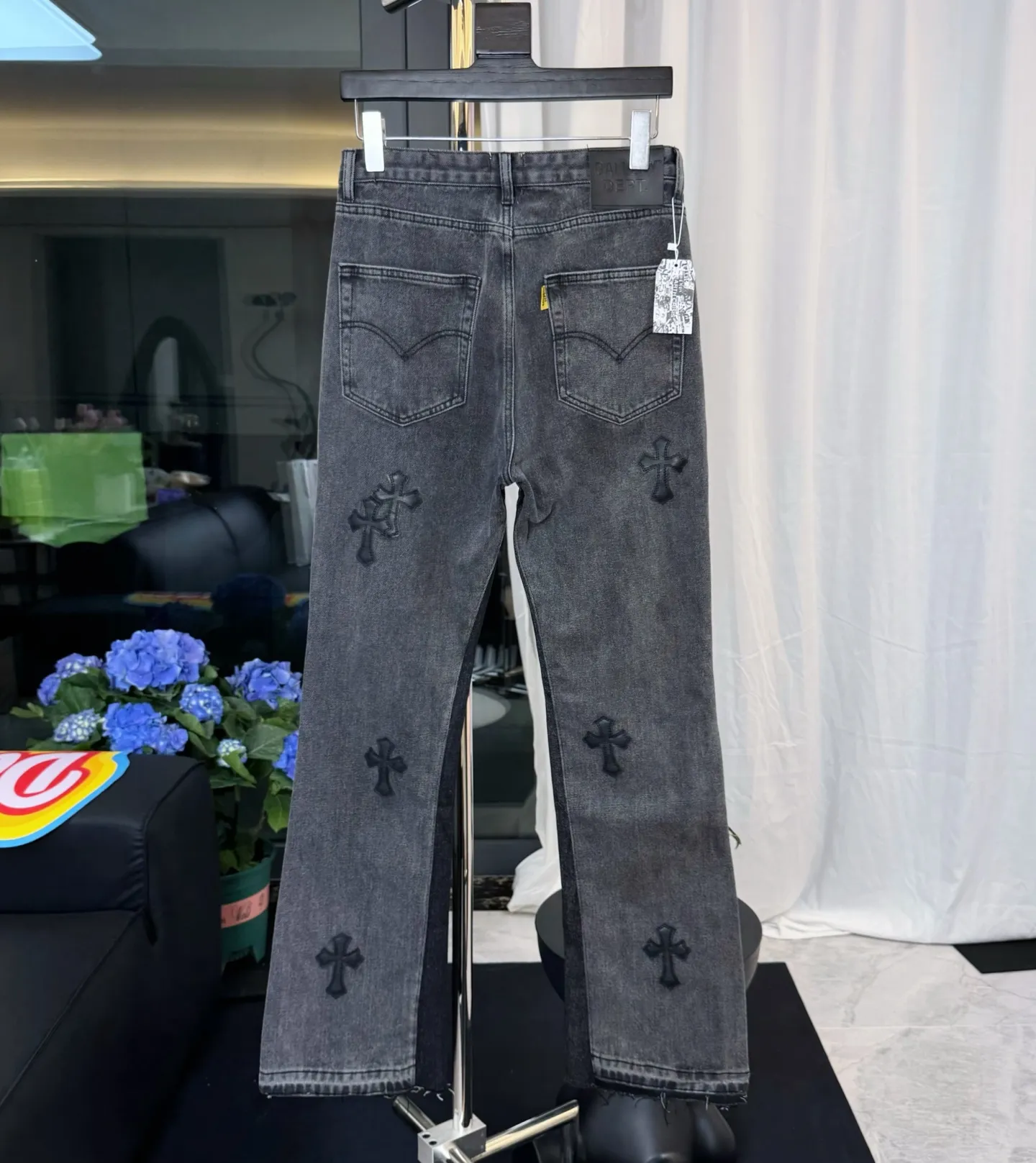 P240 Style No.: D218 GALLERY DEPT & Chrome Hearts Co-branded loose washed flared jeans with cross stitching to truly restore the ultimate vintage texture. Original hardware accessories, washed and other elevators, QR code analysis are all from the original factory, high degree of restoration, you are welcome to compare with a certain product~ Three-dimensional version Loose and comfortable, not picky about the figure, taller and slimmer, factory Seiko, original factory quality control, same style for men and women, can be matched with couples, versatile recommendation, must-have jeans for all seasons Trendy people have been disappointed. From the quality selection of fabrics, the tailoring of details, and the matching of patterns, everything is impeccable! The upper body is so handsome when worn...it can be easily worn by men, women and children! The craftsmanship uses heavy-duty washed pure cotton denim fabric. After washing, it is soft and thick. It is very stylish when worn on the body. Size: 28, 30, 32, 34, 36 (S-XXL) Color: Stitching